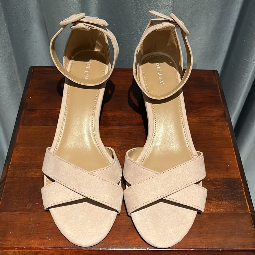 Merona Low Wedges Shoes New? Faux Suede Ankle Strap Flesh Colored Size 8